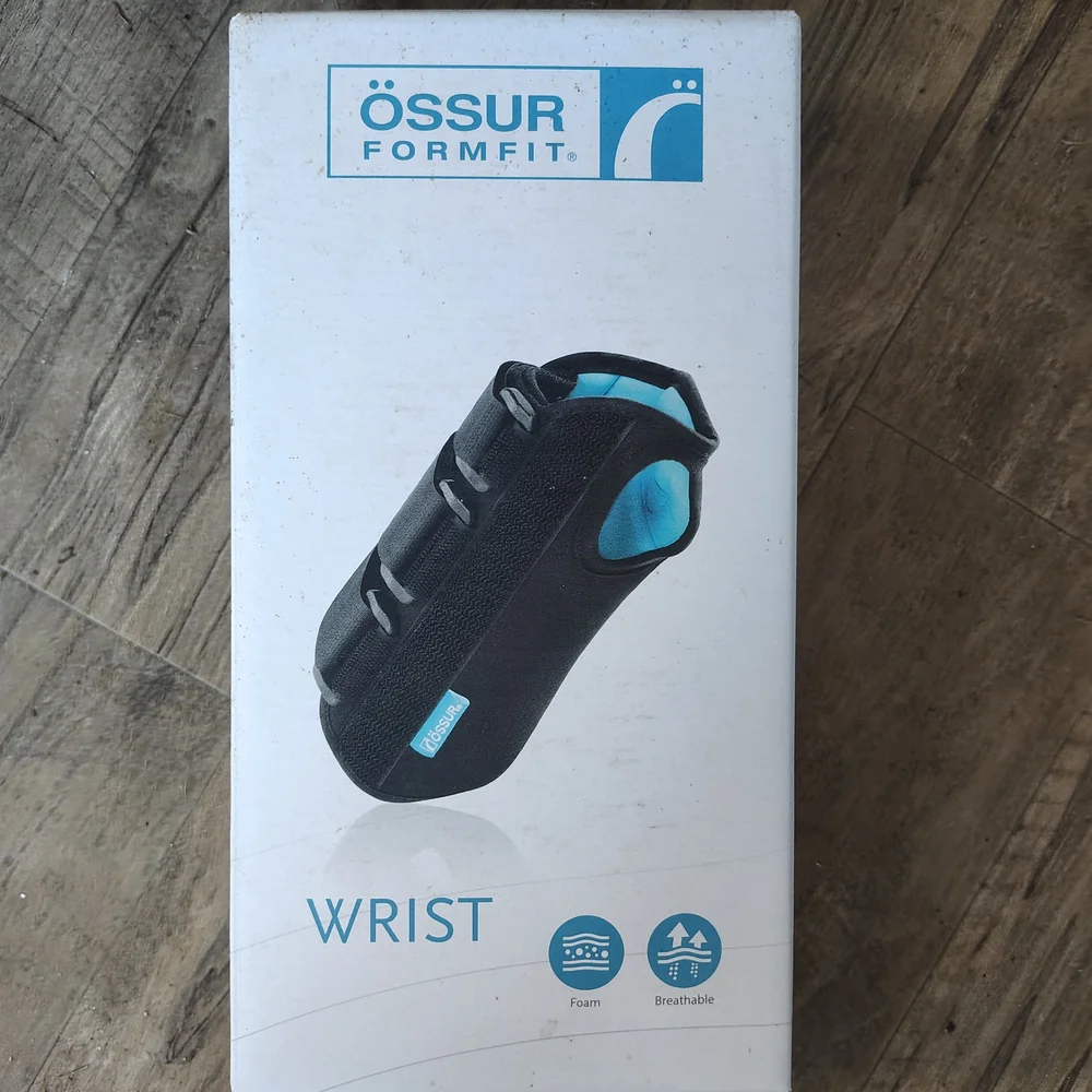 Formfit Wrist Brace - Black and Blue
